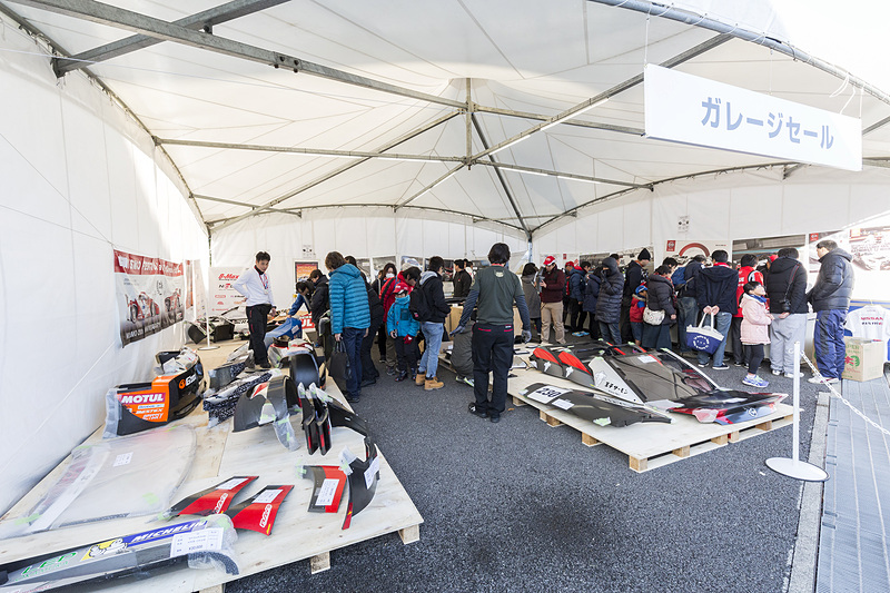 例年、朝一から大行列となる「ガレージセール」
