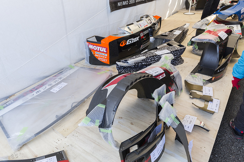 実際のレースカーで使っていたパーツなどが並ぶ