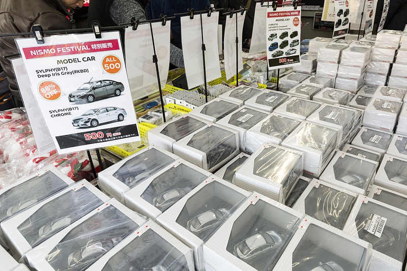 「日産コレクションブース」ではミニカーや販促グッズなどの特価品も