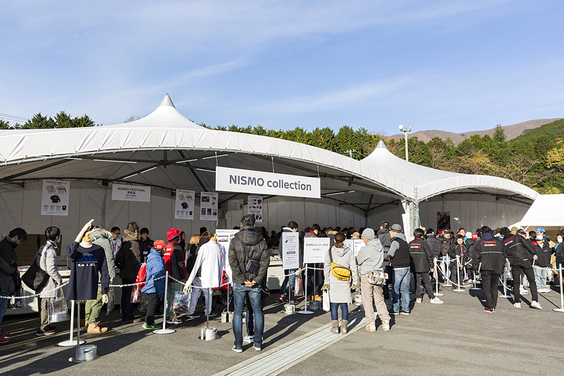 ニスモコレクションではウェアや小物類を販売