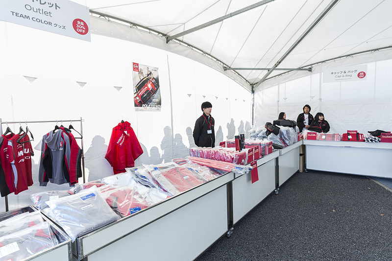 ニスモコレクションではウェアや小物類を販売