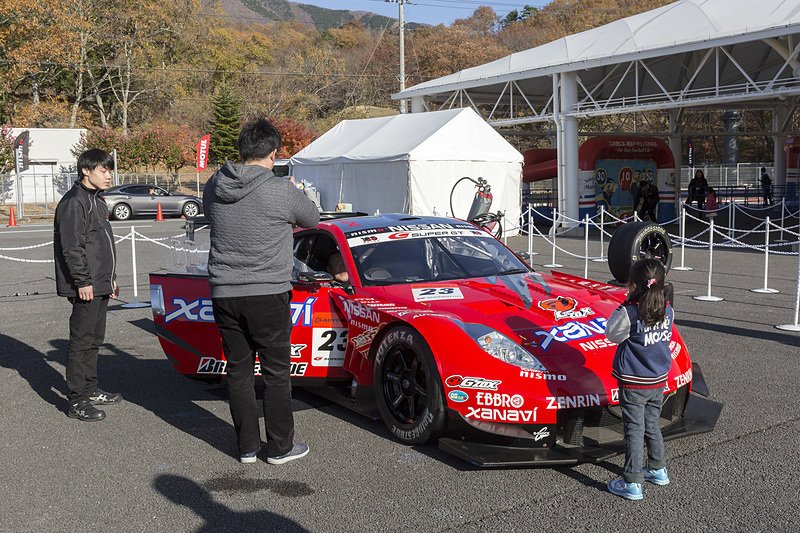 タイヤ交換作業などを体験できるコーナーには「XANAVI NISMO Z（2007）」を使用