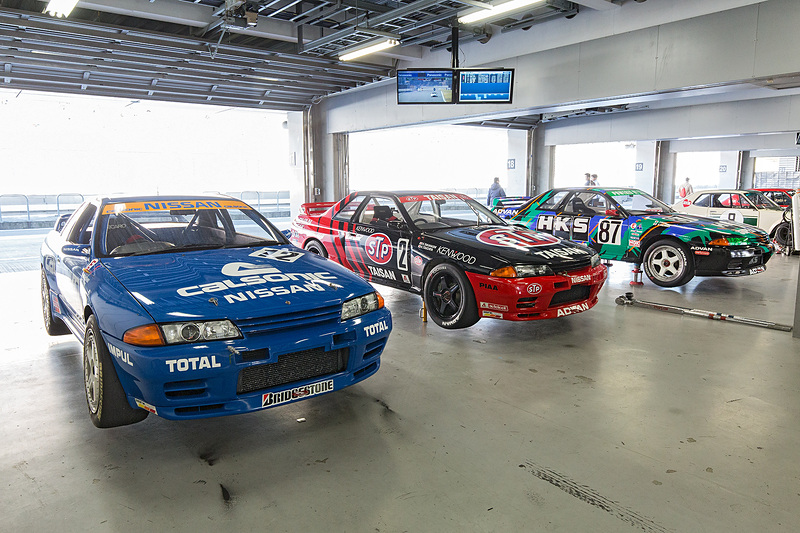 ピットではレーシングカーを展示。こちらは「CALSONIC スカイライン（1990）」（左）、「STP TAISAN GT-R（1993）」（中央）、「HKS スカイライン（1993）」（右）のR32トリオ