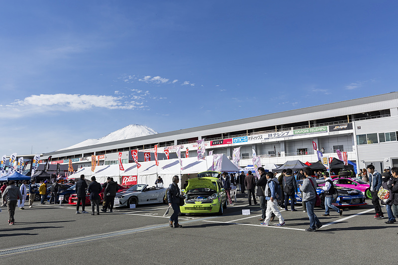 ピット裏のパドックには多くのブースが並ぶ