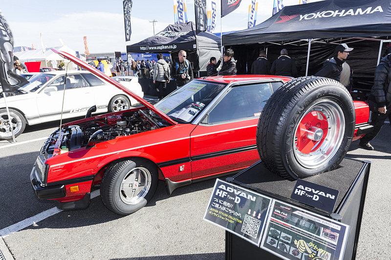 横浜ゴムブースではヒストリックカー向けとなる新タイヤ「ADVAN HF Type D」をイチ押し