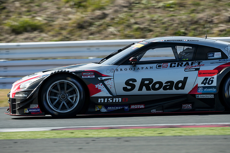 GT500では46号車が先行したが、ピットレーンの速度違反によるペナルティを受けて23号車が優勝