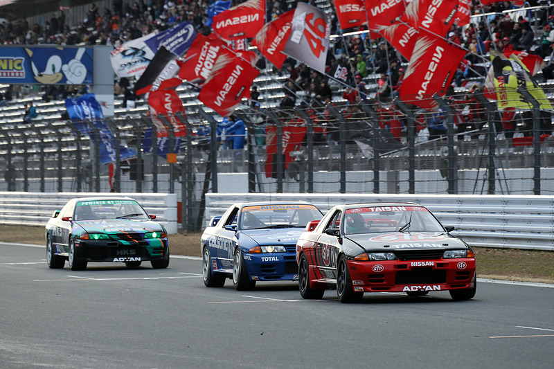 3台が連なってホームストレートを通過