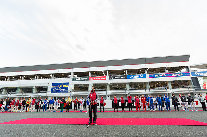 フィナーレではグランドスタンド前に監督や選手が集合