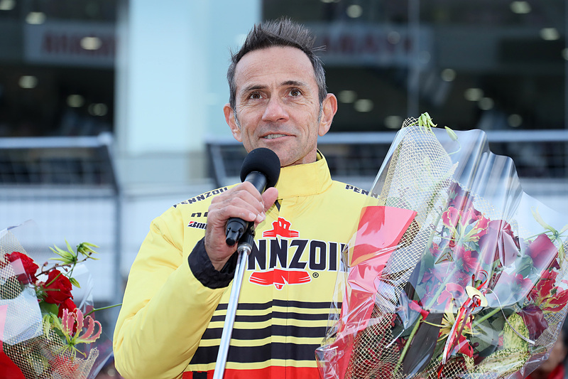 エリック・コマス選手は「ニスモファンは世界一です。来年もニスモドライバーを応援してください」と日本語で挨拶