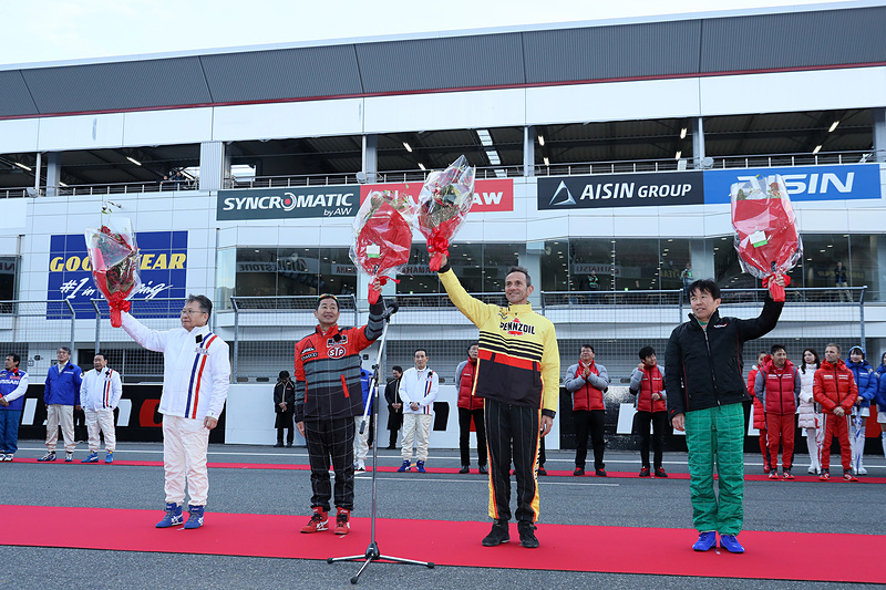 花束を受け取ってファンに応えるゲストドライバー