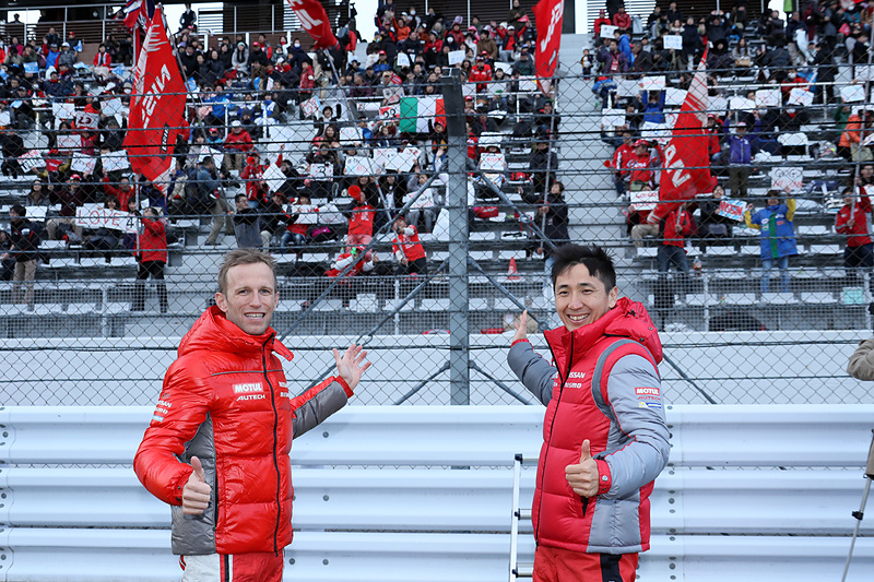 ファンと一緒に記念撮影