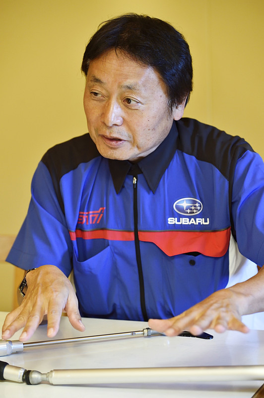 試乗後に行なわれたインタビューで、「STIフレキシブルパーツ」の構造や効果などについて解説するスバルテクニカインターナショナル株式会社 商品開発部 担当部長 森宏志氏