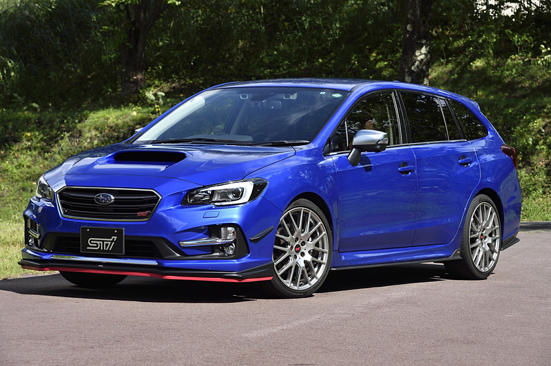 レヴォーグの「1.6STI Sport EyeSight」をベースとした「STIパフォーマンスパーツ」装着車。フロント、サイド、リアのアンダースポイラーをセットにした「STIスタイルパッケージ」は12万円（税別）