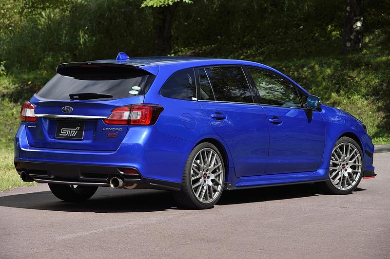 レヴォーグの「1.6STI Sport EyeSight」をベースとした「STIパフォーマンスパーツ」装着車。フロント、サイド、リアのアンダースポイラーをセットにした「STIスタイルパッケージ」は12万円（税別）