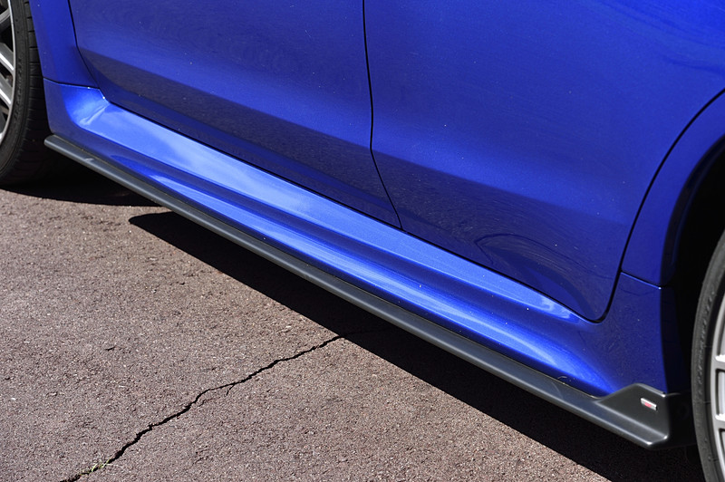 サイドアンダースポイラー（税別5万5000円）は後輪側（写真内右）にSTIのメタルバッヂを設定