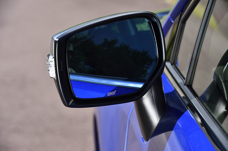 「アンチグレアドアミラー」（税別2万9000円）はLEDランプを内蔵し、ウインカーなどの発光に連動してミラー外側が矢印形に光る