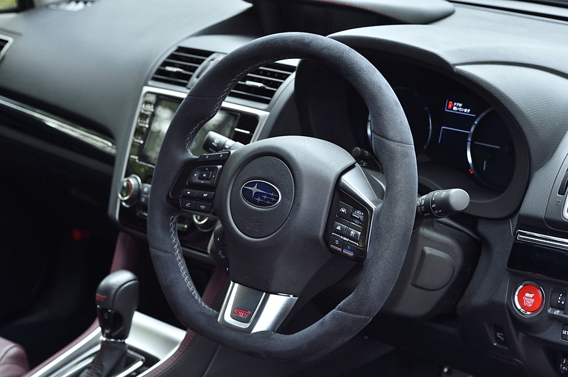 ウルトラスエードを使ったステアリングホイール（税別4万9000円）。エアバッグやホーン、各種スイッチは純正装着のステアリングから流用する