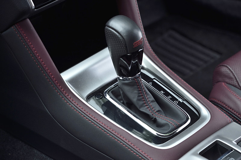 2種類のレザー表皮やピアノブラックパネルなどを組み合わせて構成する「STIシフトノブ」（税別2万2000円）