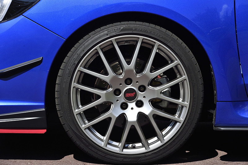 STI19インチアルミホイール（税別20万円/台）に、225/40 R19サイズのダンロップ「SP SPORT MAXX 050＋」を装着。サスペンションスプリングは「STIコイルスプリング」（税別3万6000円）に変更されている