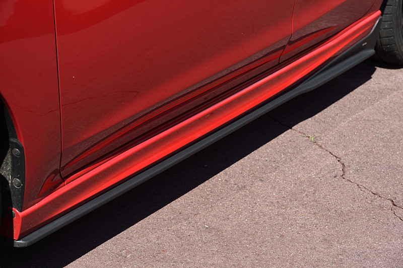 艶消しブラック塗装の「サイドアンダースポイラー」（税別5万5000円）