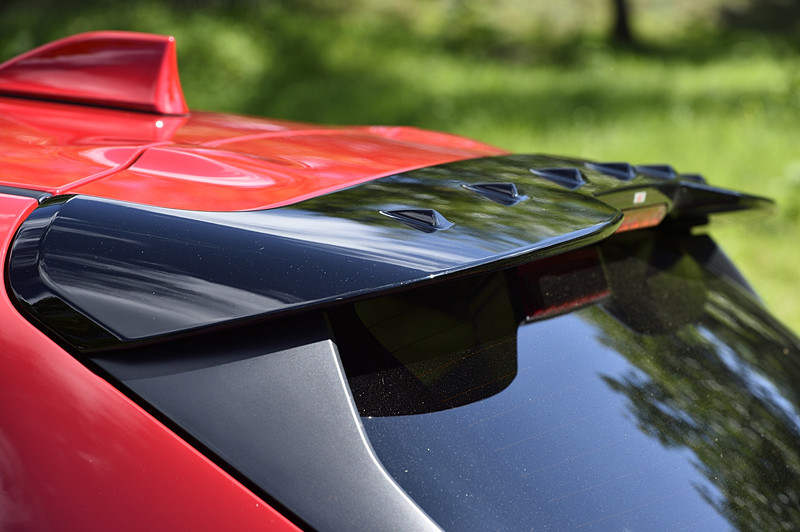 インプレッサの「リアルーフスポイラー」（税別4万円）もボルテックスジェネレーターを備える