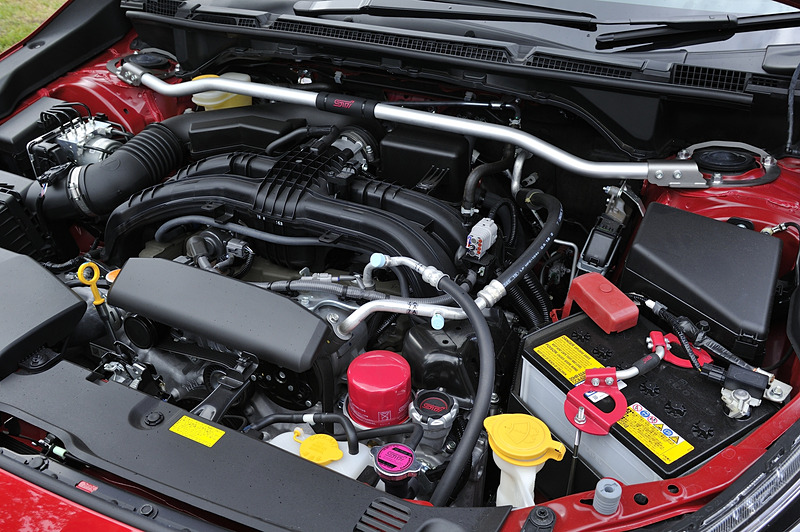 エンジンルーム内に「フレキシブルタワーバー」（税別3万円）を装着。通常は見ることができないが、フロア下には「フレキシブルドロースティフナー」（税別2万8000円）も組み付けられている