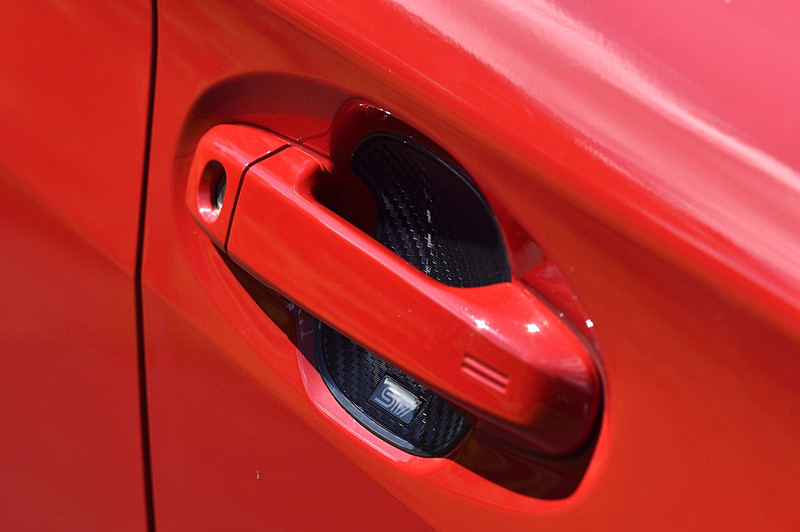 カーボン調PVC材の「ドアハンドルプロテクター」（税別6000円）