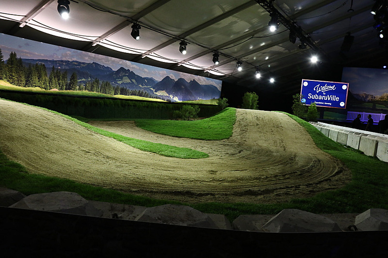 ロサンゼルスオートショーの会場となるコンベンションセンターに隣接するLA Live Event Deck Topで開催されたアセントの発表会。アセントのイメージに合わせて会場内にはオフロードコースが設けられ、アクティブなオーナー層を想定してマウンテンバイクの演出などが行なわれた