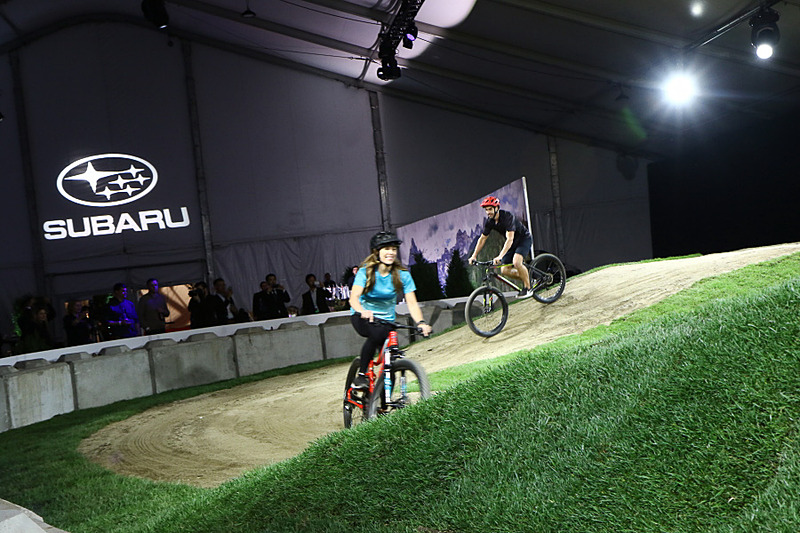 ロサンゼルスオートショーの会場となるコンベンションセンターに隣接するLA Live Event Deck Topで開催されたアセントの発表会。アセントのイメージに合わせて会場内にはオフロードコースが設けられ、アクティブなオーナー層を想定してマウンテンバイクの演出などが行なわれた