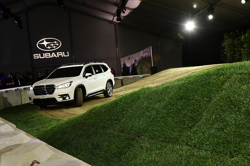 ロサンゼルスオートショーの会場となるコンベンションセンターに隣接するLA Live Event Deck Topで開催されたアセントの発表会。アセントのイメージに合わせて会場内にはオフロードコースが設けられ、アクティブなオーナー層を想定してマウンテンバイクの演出などが行なわれた