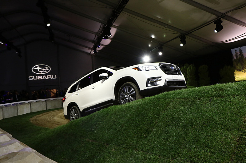 ロサンゼルスオートショーの会場となるコンベンションセンターに隣接するLA Live Event Deck Topで開催されたアセントの発表会。アセントのイメージに合わせて会場内にはオフロードコースが設けられ、アクティブなオーナー層を想定してマウンテンバイクの演出などが行なわれた