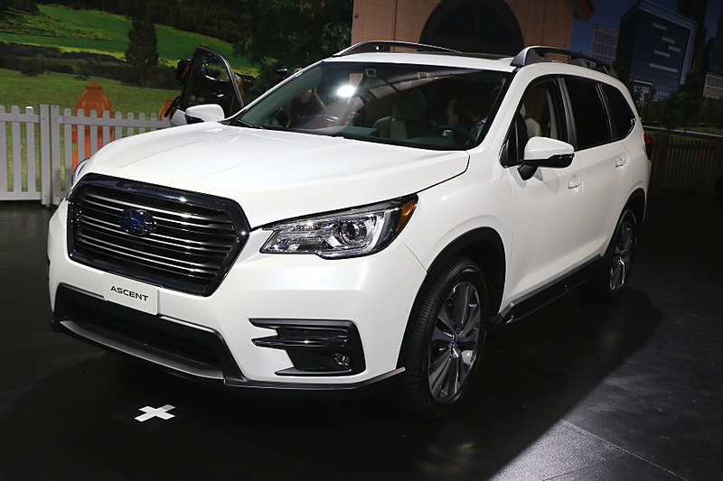 アセントのボディサイズは4998×1930×1819mm（全長×全幅×全高）で、ホイールベースは2890mm。3列シートを持つライバル勢のSUVよりもサイズは小さいが、それでも室内スペースは同等で、使い勝手を考えた寸法に抑えている