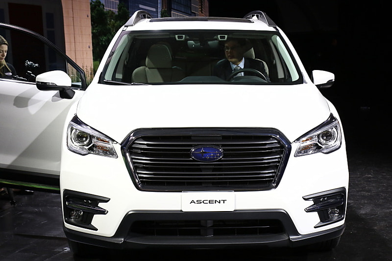 アセントのボディサイズは4998×1930×1819mm（全長×全幅×全高）で、ホイールベースは2890mm。3列シートを持つライバル勢のSUVよりもサイズは小さいが、それでも室内スペースは同等で、使い勝手を考えた寸法に抑えている