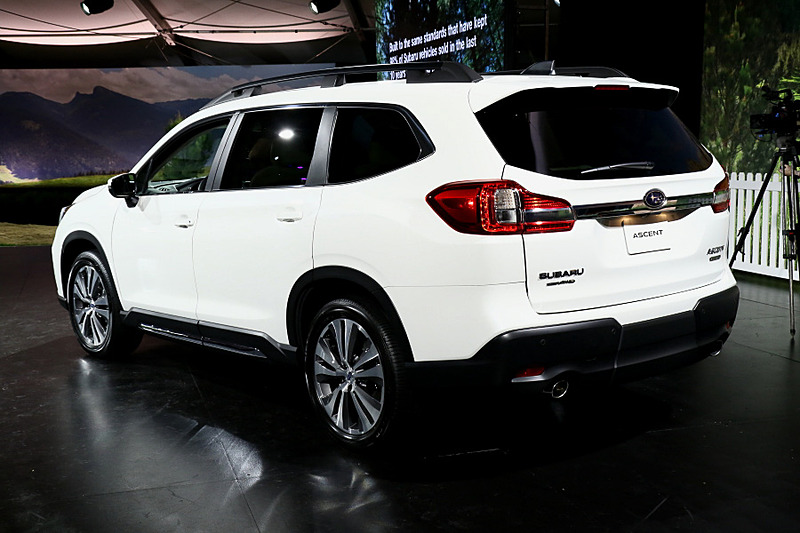 アセントのボディサイズは4998×1930×1819mm（全長×全幅×全高）で、ホイールベースは2890mm。3列シートを持つライバル勢のSUVよりもサイズは小さいが、それでも室内スペースは同等で、使い勝手を考えた寸法に抑えている