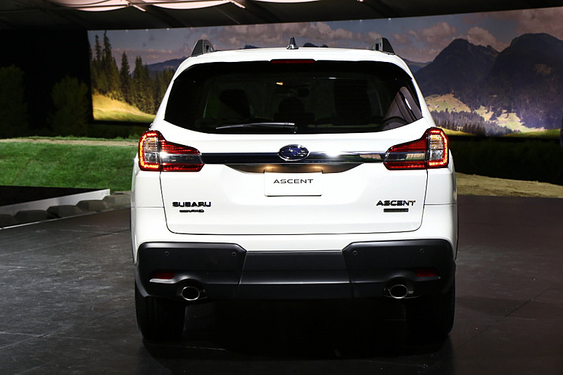 アセントのボディサイズは4998×1930×1819mm（全長×全幅×全高）で、ホイールベースは2890mm。3列シートを持つライバル勢のSUVよりもサイズは小さいが、それでも室内スペースは同等で、使い勝手を考えた寸法に抑えている