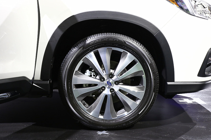 タイヤはファルケン（245/50 R20）を装着。そのほかにも18インチモデルがラインアップされる