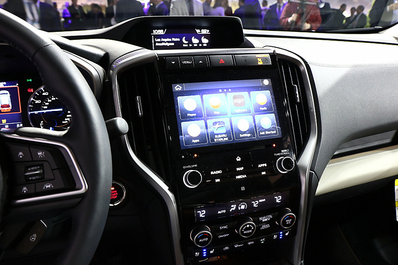 インテリアではSUVらしくダイナミックで拡がりのあるデザインを採用。スマートフォンとの連携を可能にするインフォテインメントシステムに加え、キャビンビューミラー、パノラミックサンルーフ、サンシェード、前席左右・後席独立温度調整機能付きフルオートエアコン、ベンチレーションシートを初採用している