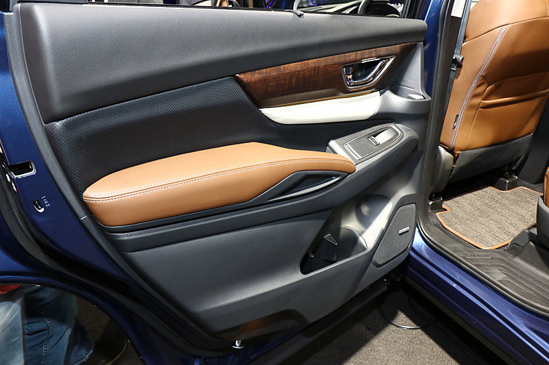 ドアトリムやインパネにウッドを用いるなど、スバルの最上級モデルらしい仕立て