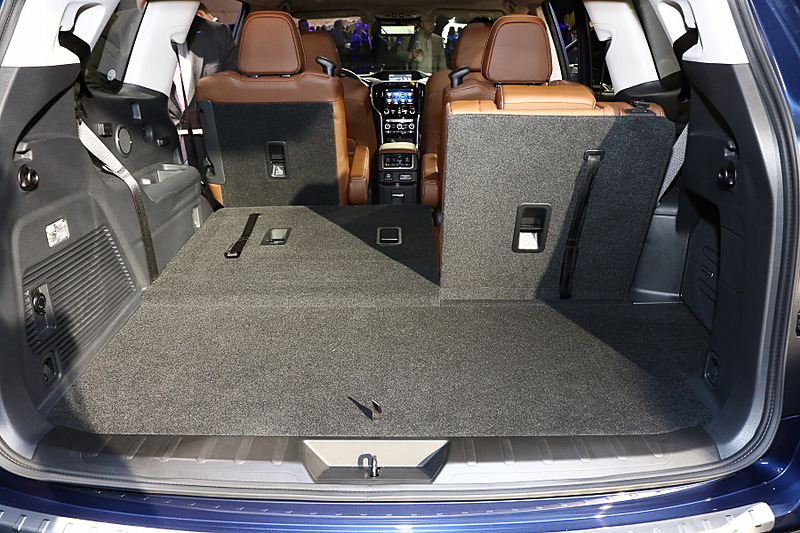 3列目のシートバックは40：60のホールディング機能を有する。3列目を使用していてもある程度のラゲッジスペースが確保されている