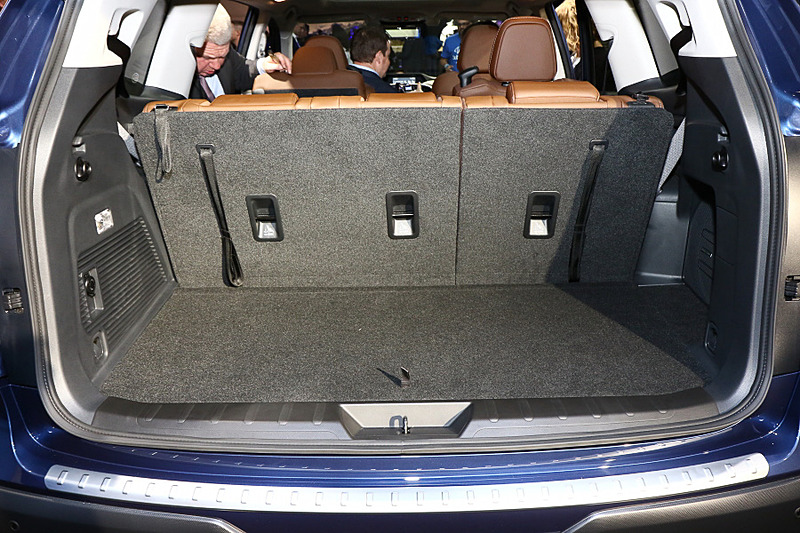 3列目のシートバックは40：60のホールディング機能を有する。3列目を使用していてもある程度のラゲッジスペースが確保されている