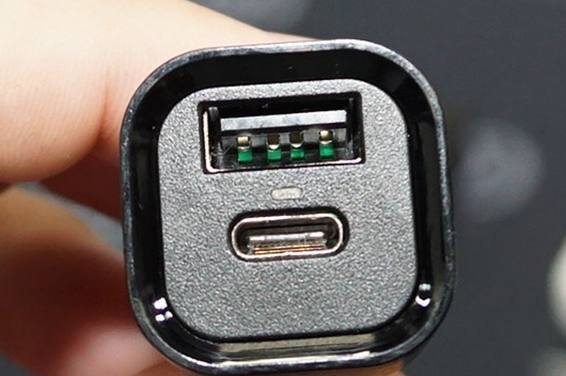 上が従来のUSB端子（Standard-A）、下が新しいUSB Type-C