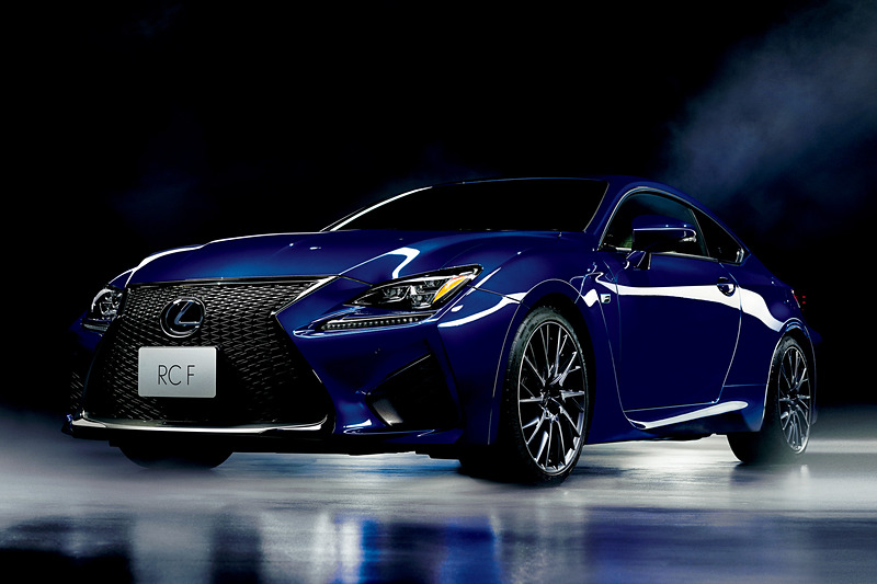 「RC F」は「ブラインドスポットモニター」「リヤクロストラフィックアラート」を標準装備に加え、安全性を高めた