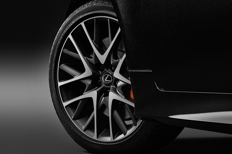 専用マットクリア塗装アルミホイール（切削光輝）では、固定するナットもブラックでコーディネート