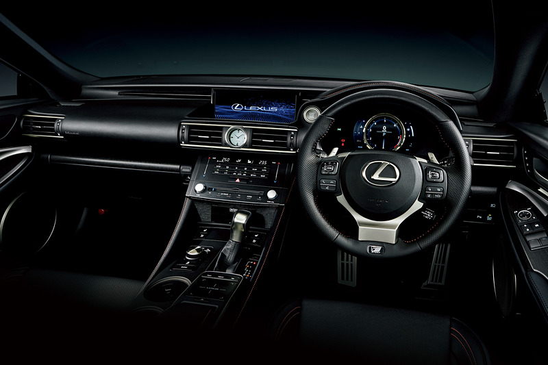 車内ではシートやステアリング、センターコンソールドアトリムなどのステッチがオレンジとなるほか、ステアリングやドアトリムなどの本杢加飾が墨色になる