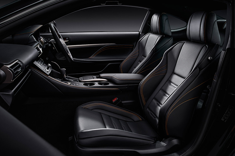 車内ではシートやステアリング、センターコンソールドアトリムなどのステッチがオレンジとなるほか、ステアリングやドアトリムなどの本杢加飾が墨色になる