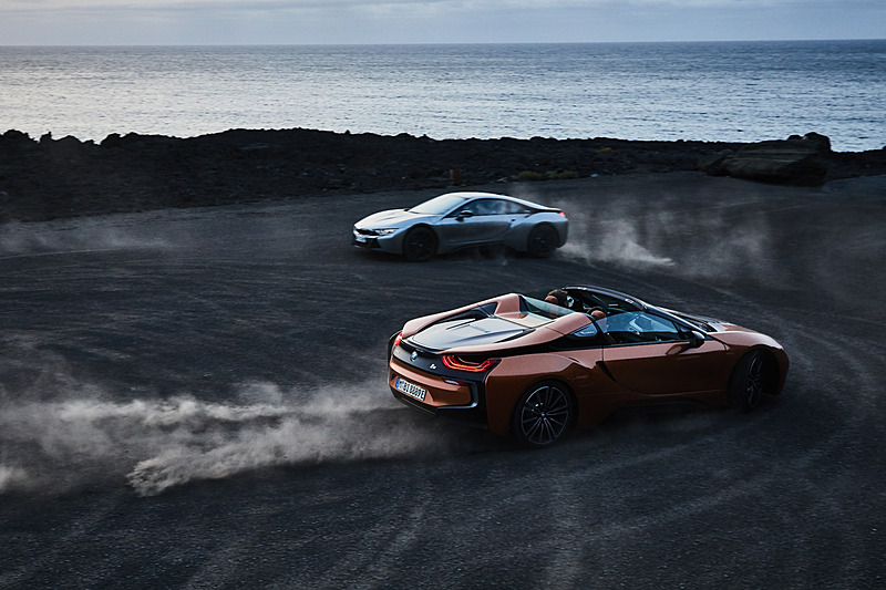 i8 クーペとi8 ロードスター