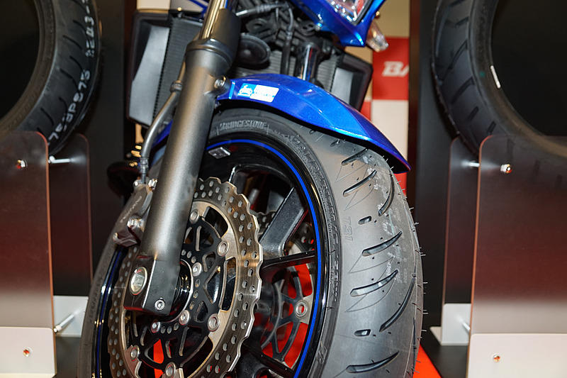 フロントタイヤ