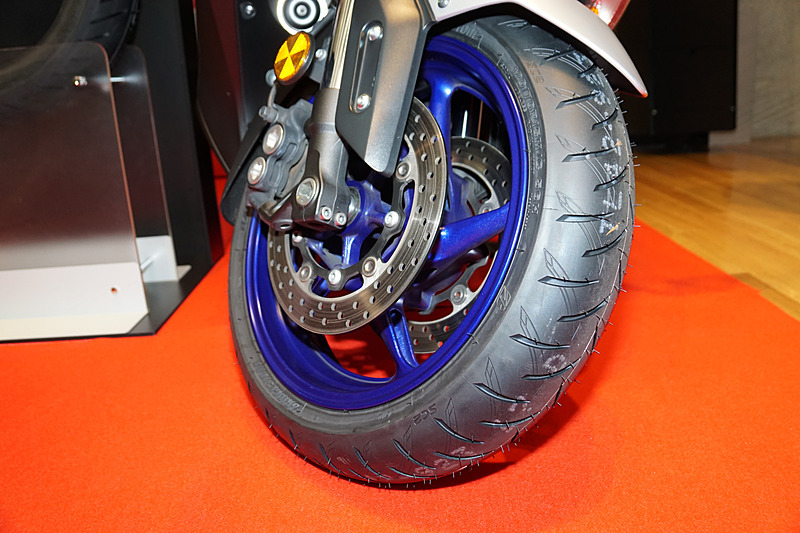 フロントタイヤ