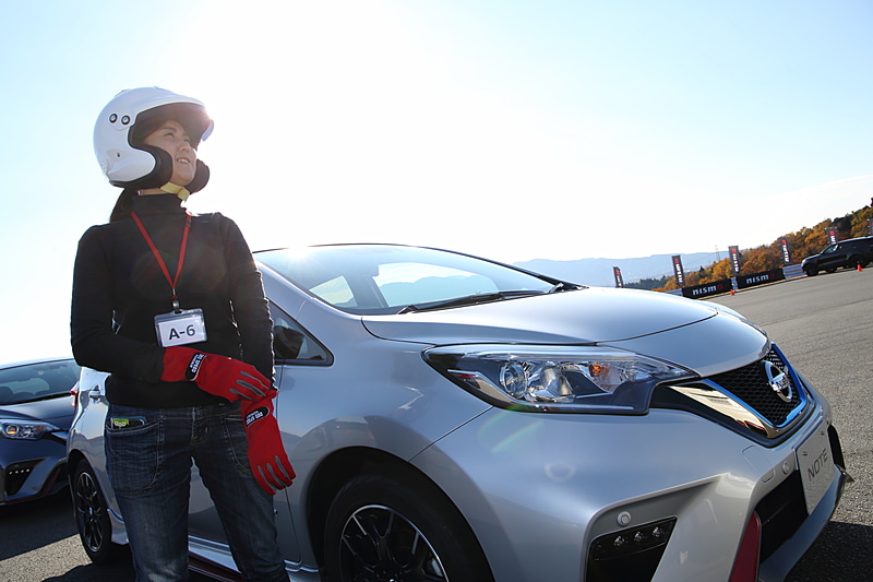 体験会の相棒となる日産「ノート e-POWER NISMO」と記念撮影