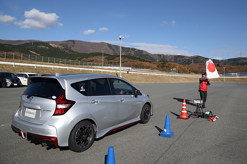 スタート地点でフラッグを振ってもらうだけで気分は高揚する